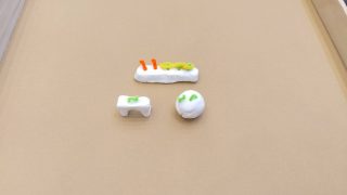 紙粘土とモールで作られた工作